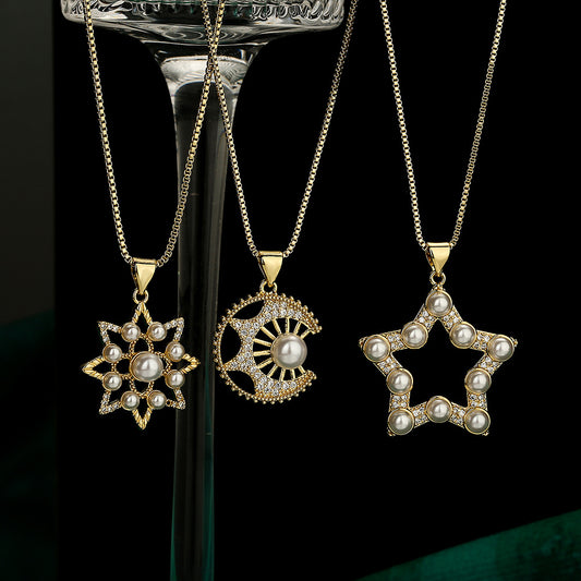 Collar con colgante de estrella geométrica minimalista en cobre con detalles de circonita y perlas para mujer