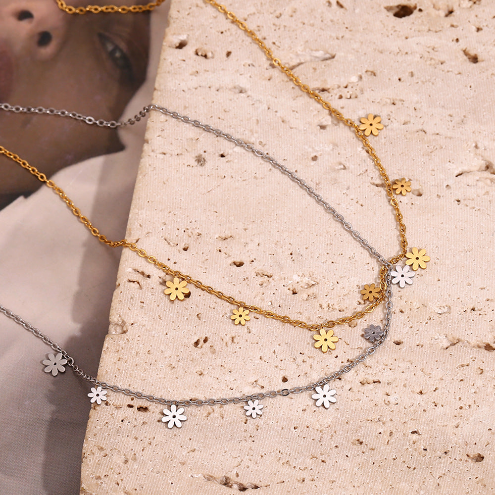Collana con ciondolo a margherita minimalista da donna in acciaio inossidabile placcato oro 18 carati con design geometrico