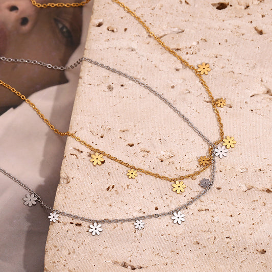 Collana con ciondolo a margherita minimalista da donna in acciaio inossidabile placcato oro 18 carati con design geometrico
