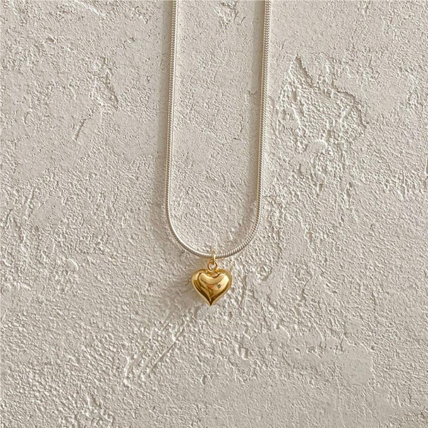 Gargantilla Minimalista de Plata de Ley 925 con Diseño Geométrico y Cadena de Serpiente en Forma de Corazón