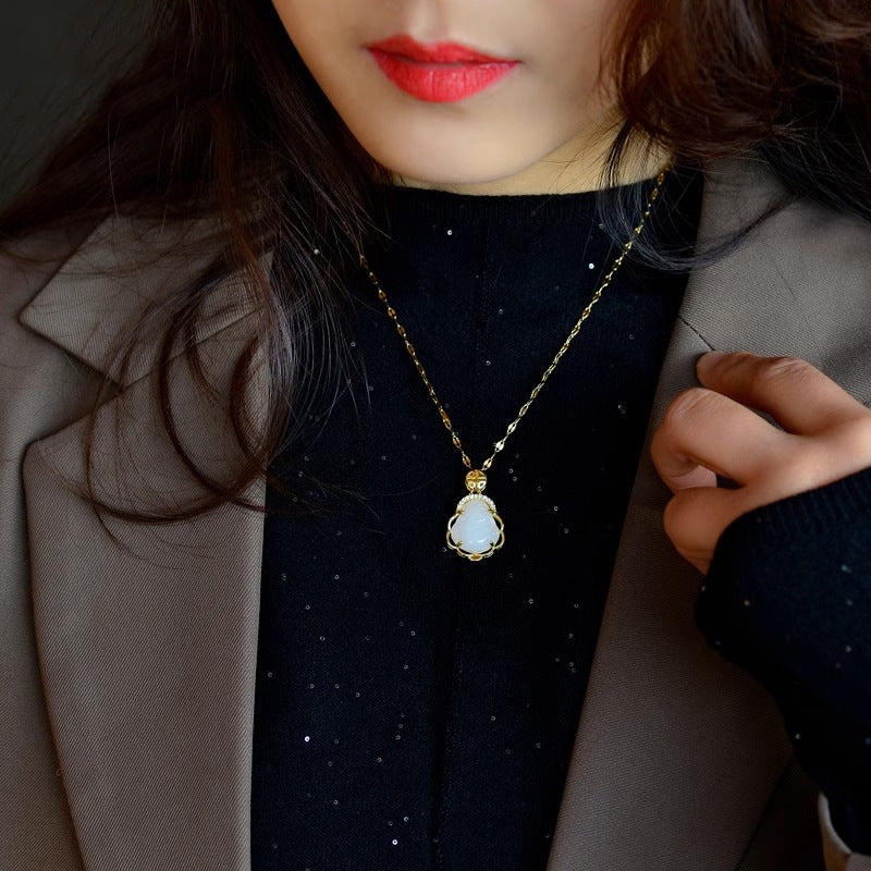 Collana con ciondolo Buddha minimalista intagliato in giada bianca per donna, catena a serpente in acciaio al titanio con intarsi in strass e finitura lucida