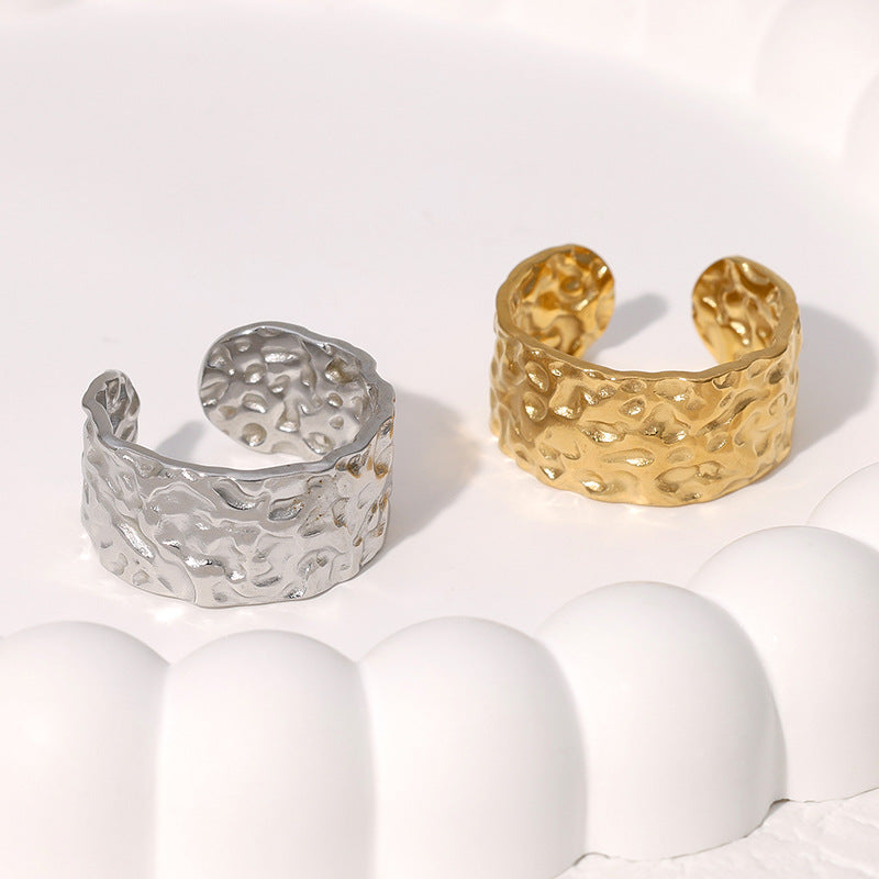 Anello da dito regolabile da donna in acciaio inossidabile dai toni freddi, con finitura placcata e dettaglio pieghettato testurizzato