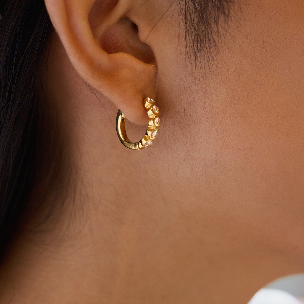 Orecchini a cerchio rotondi geometrici minimalisti in acciaio inossidabile con intarsio di strass da donna, ipoallergenici e resistenti allo sbiadimento