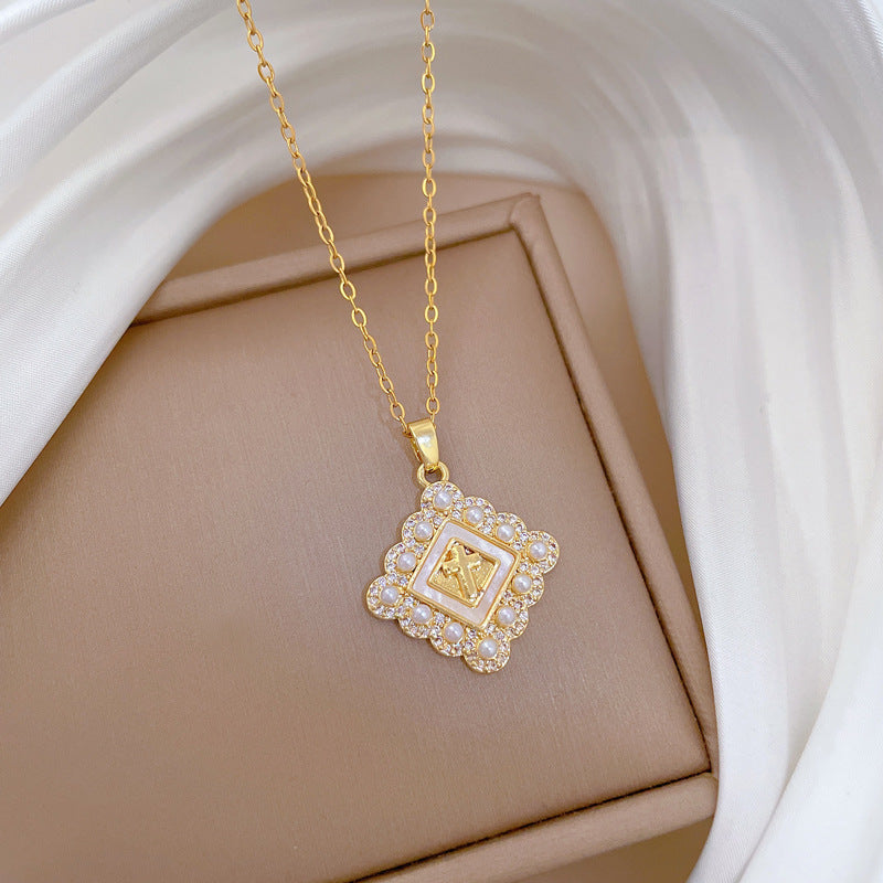 Collana Pendente a Croce Minimalista in Acciaio al Titanio con Accenti di Perle e Intarsio Completo di Strass per Donna e Uomo