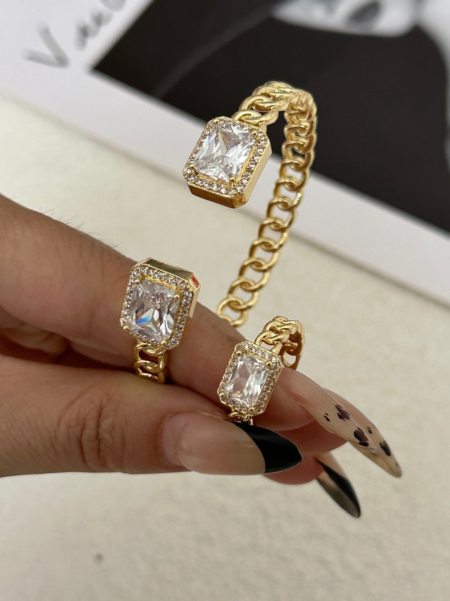 Braccialetto da donna in ottone placcato con intarsio di strass a cuore geometrico, elegante e lussuoso