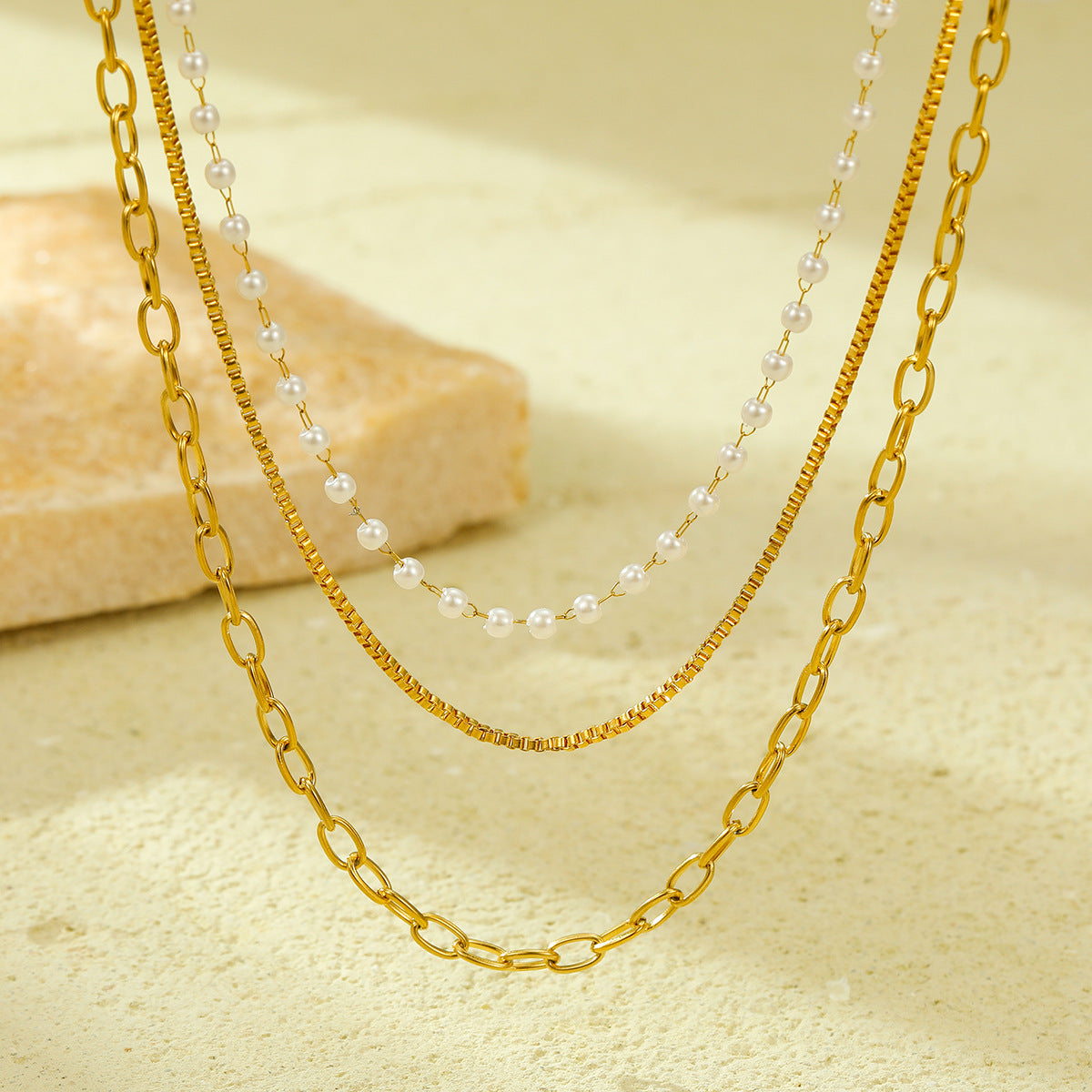 Elegante collar de perlas de acero de titanio estilo francés con acabado chapado para mujer