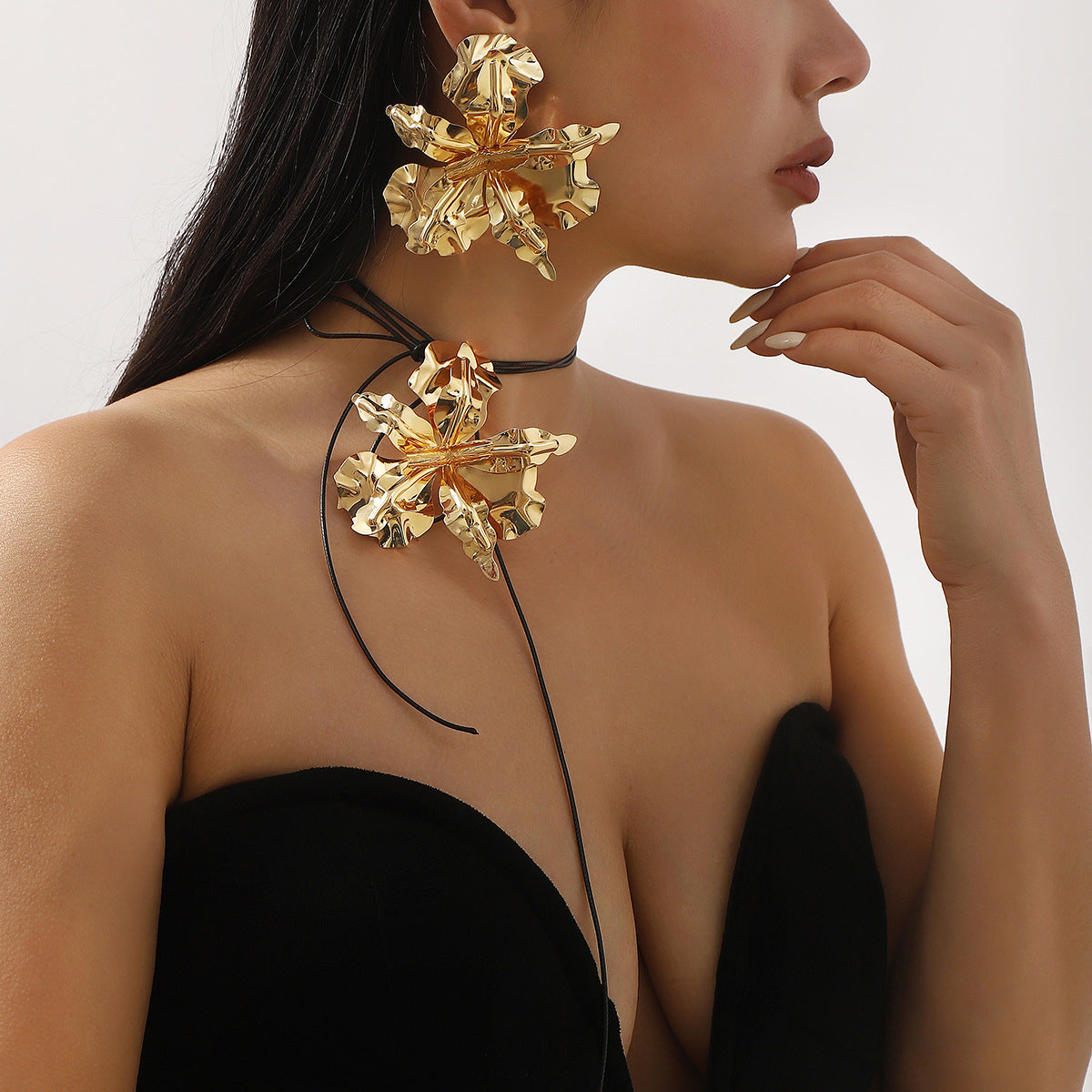 Collar con colgante de diseño floral de lujo con cordón de cera negro y hierro galvanizado para mujer