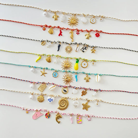 Collar con colgante de corazón de perla y estrella minimalista en acero de titanio con acabado chapado sobre cordón de dopamina de colores