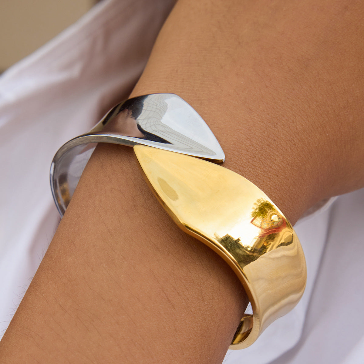 Pulsera minimalista geométrica de acero de titanio con resorte y acabado chapado para mujeres y hombres