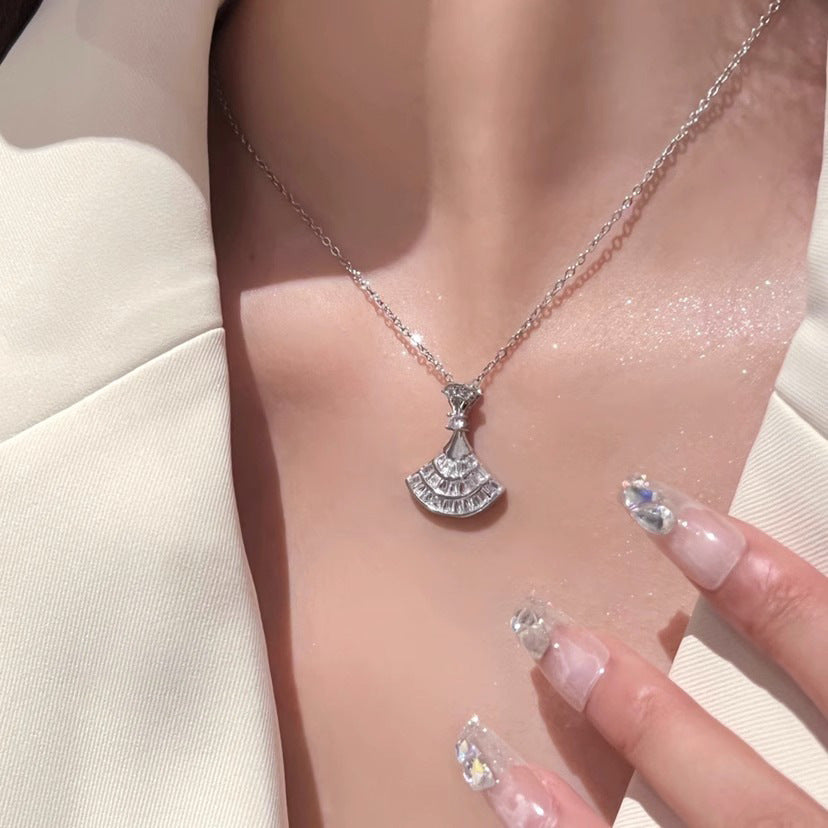 Collana Minimalista a Cubetto di Zucchero a Forma di Ventaglio in Acciaio al Titanio con Intarsio di Strass su Catena a O per Uomo e Donna