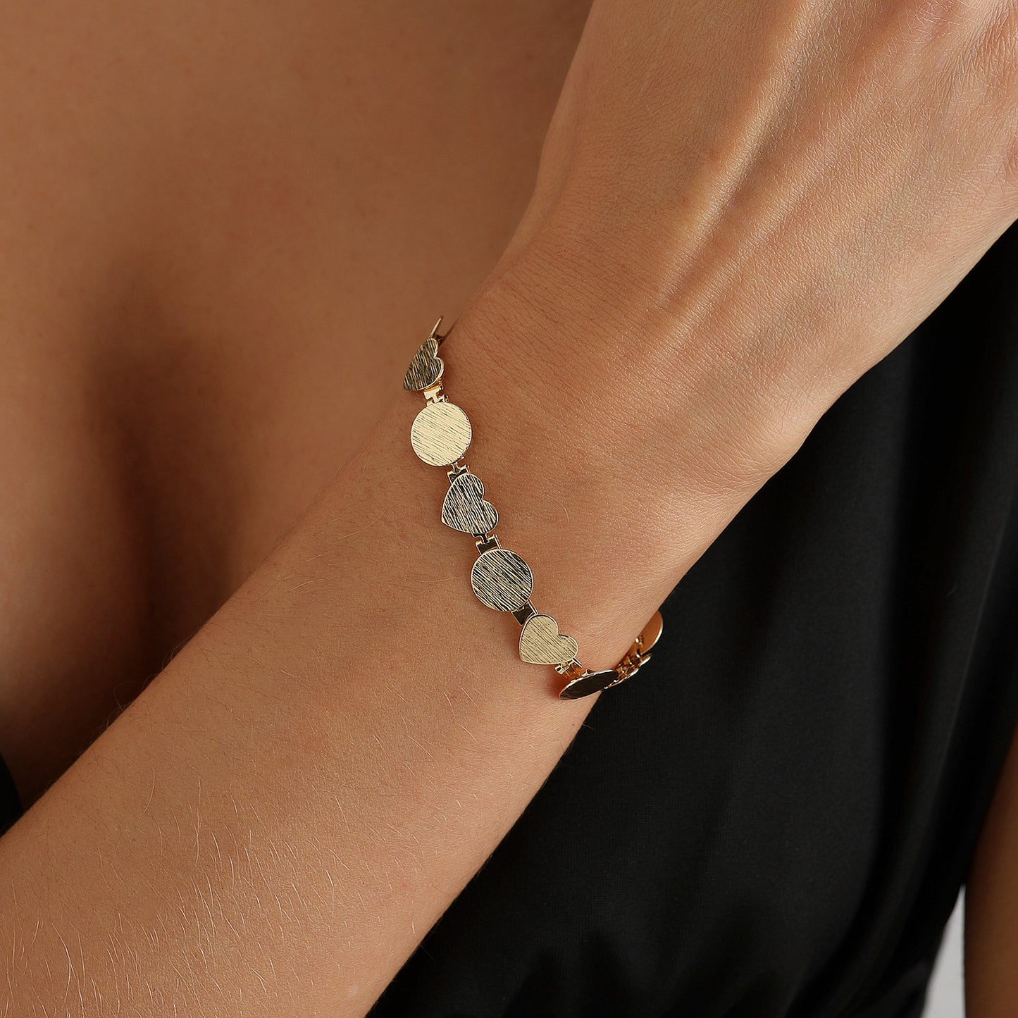 Vintage Geometric Heart Round Brushed Alloy Necklace Casual Daily Wear