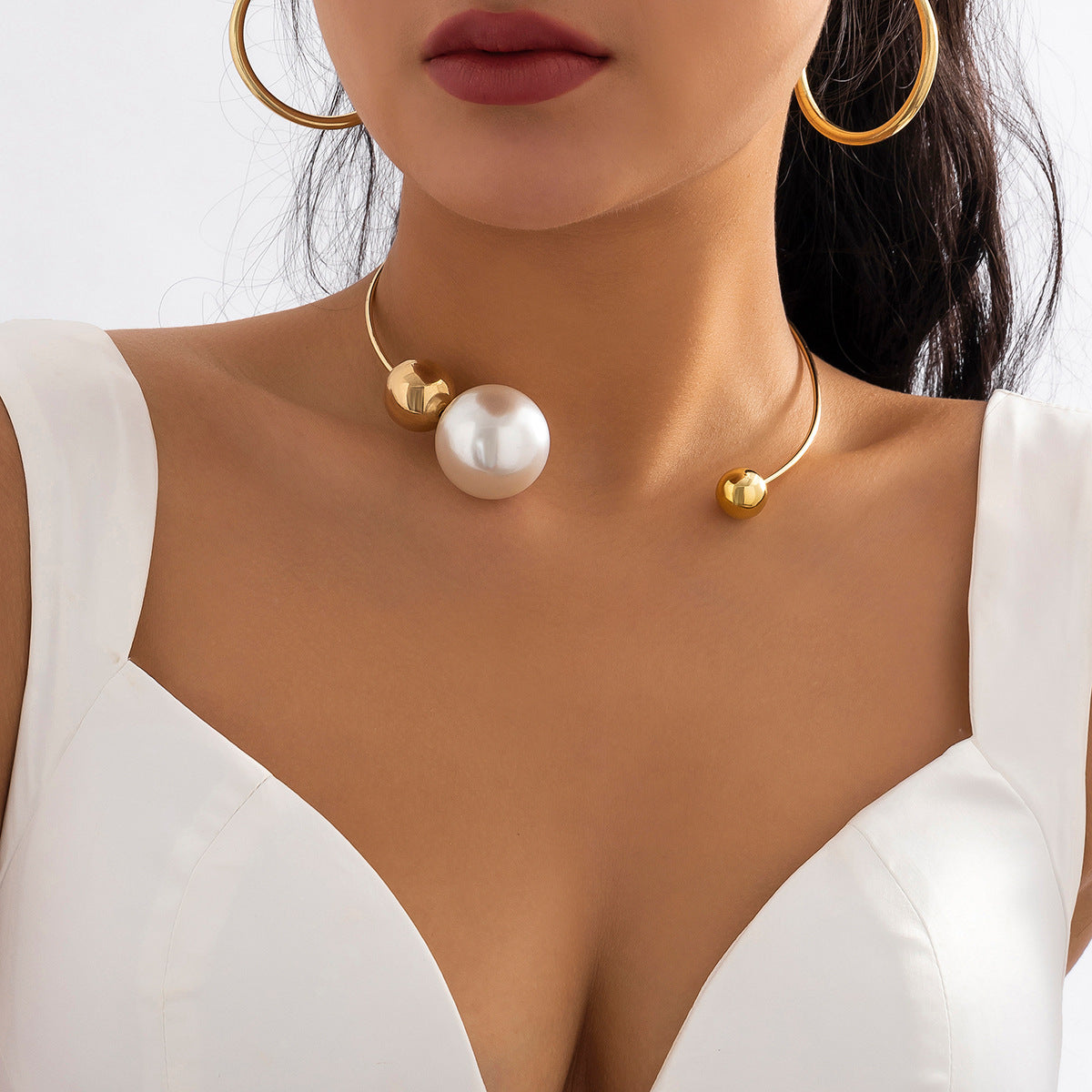 Collana da donna a cerchio asimmetrico minimalista con costruzione in resina plastica galvanizzata e design geometrico