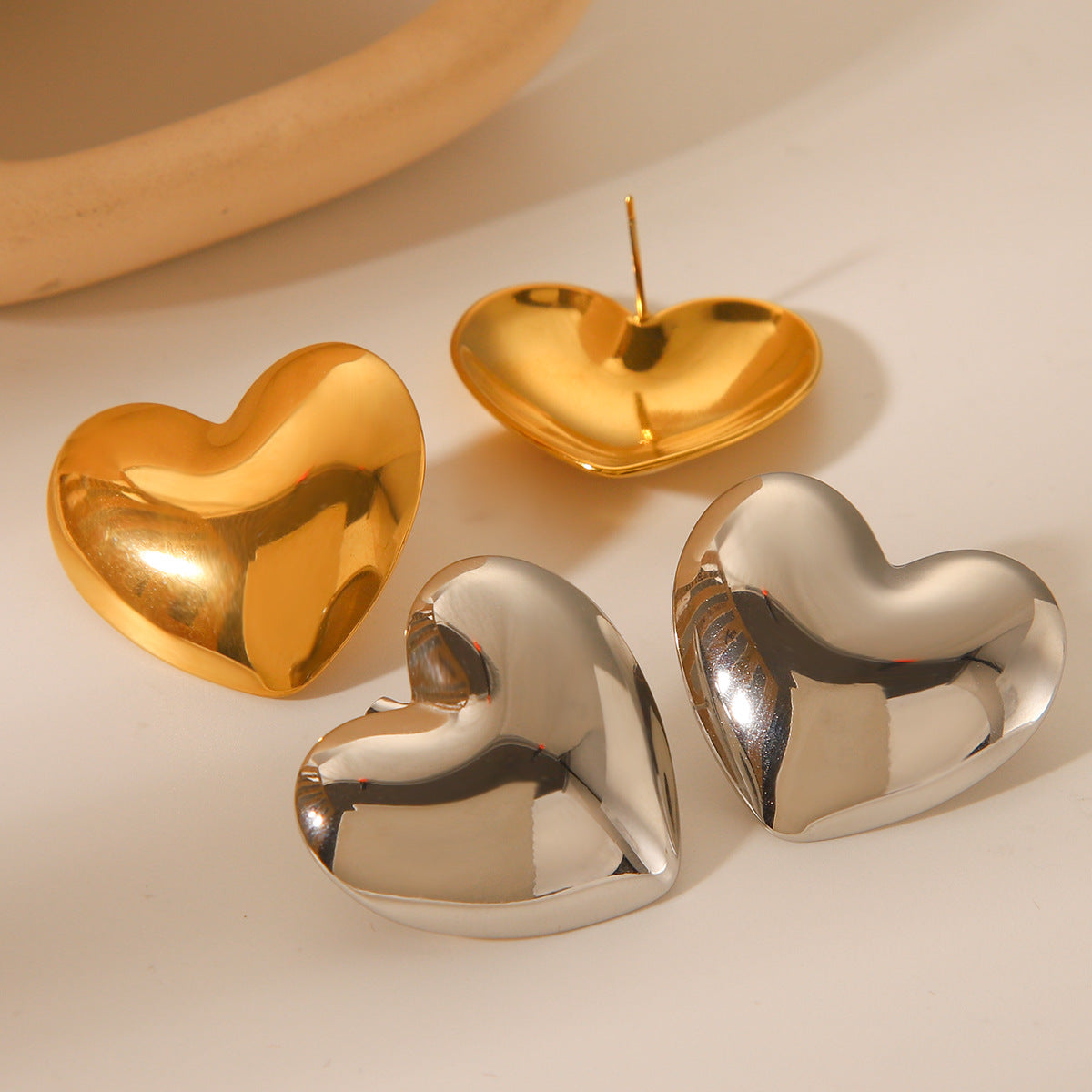Orecchini da donna minimalisti in acciaio al titanio a forma di cuore con placcatura in oro 18 carati