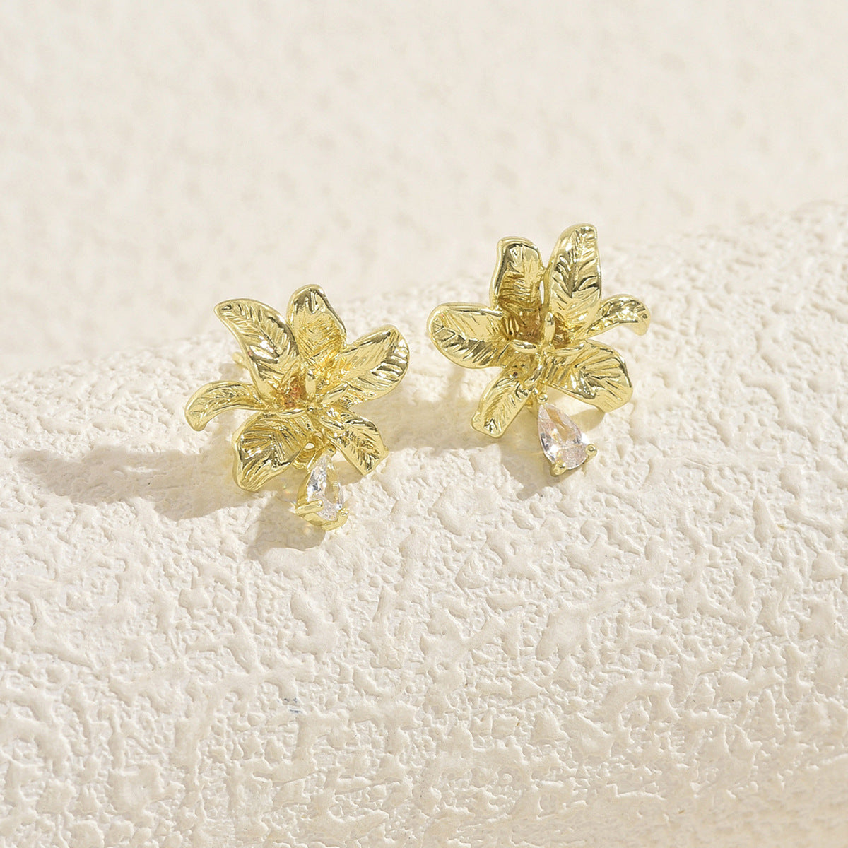 Minimalist Floral Zirconia-Inlaid Zinc Alloy Stud Earrings for Women with Luxury Aesthetic and Elegant Botanical Design