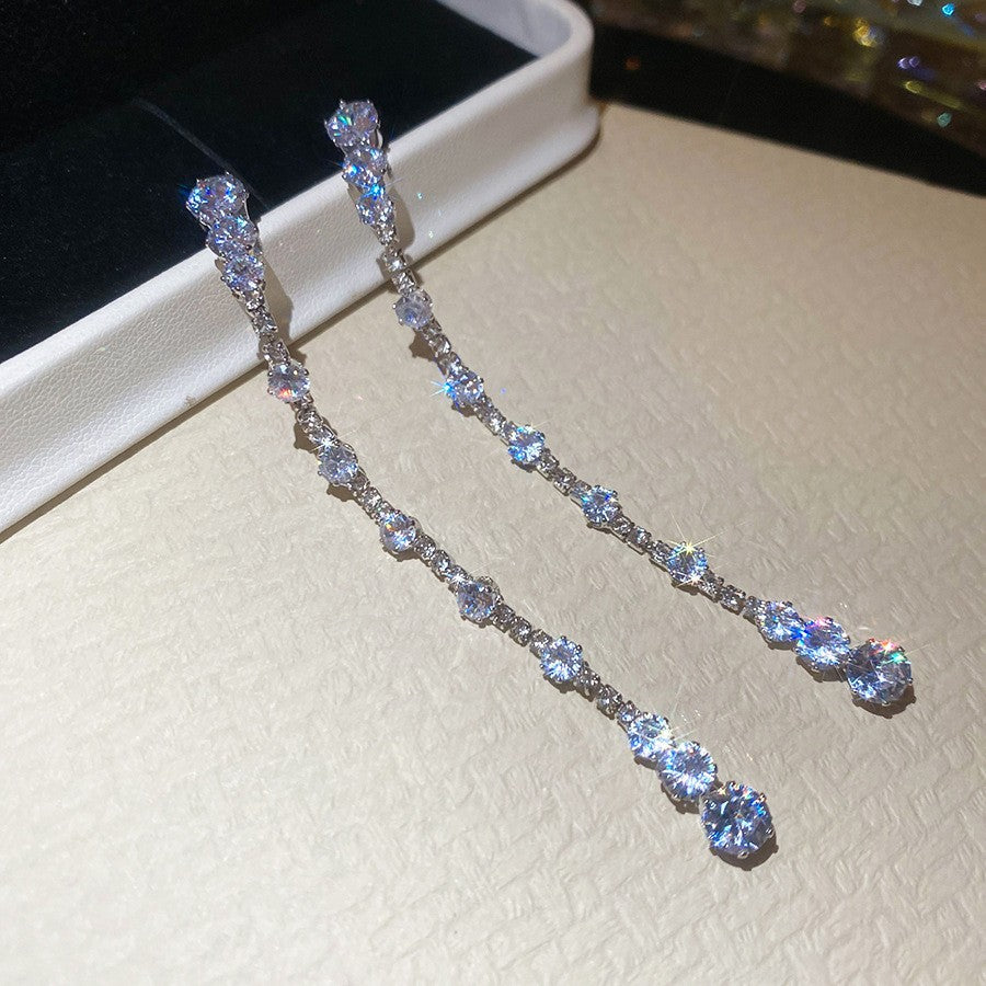 Orecchini a perno minimalisti a stella con perle e accenti di zirconi, su perni in acciaio ipoallergenico