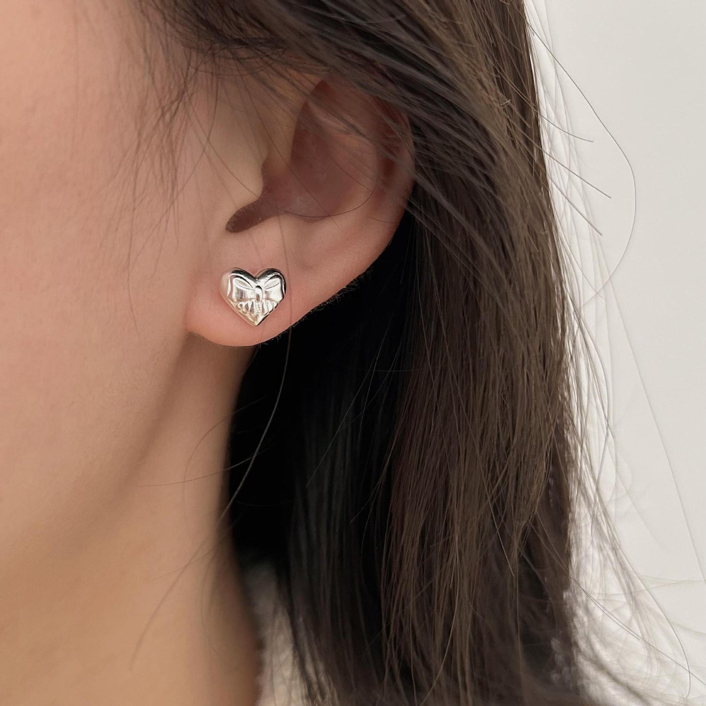 Orecchini a perno minimalisti a forma di cuore con fiocco in argento Sterling 925 placcato
