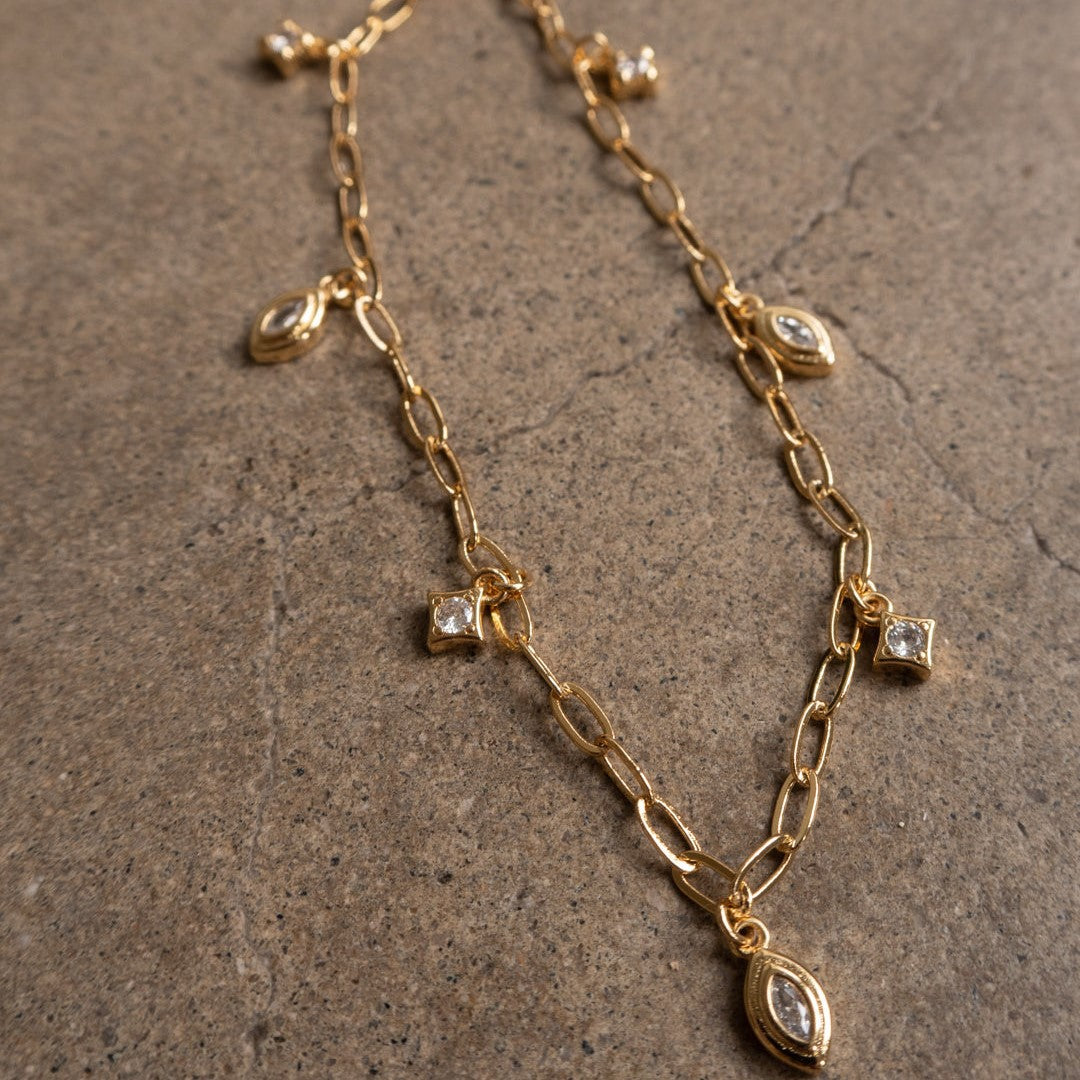 Collana Pendente Geometrica Vintage con Zirconi e Motivo a Serpente in Acciaio al Titanio su Catena in Rame Placcato Oro