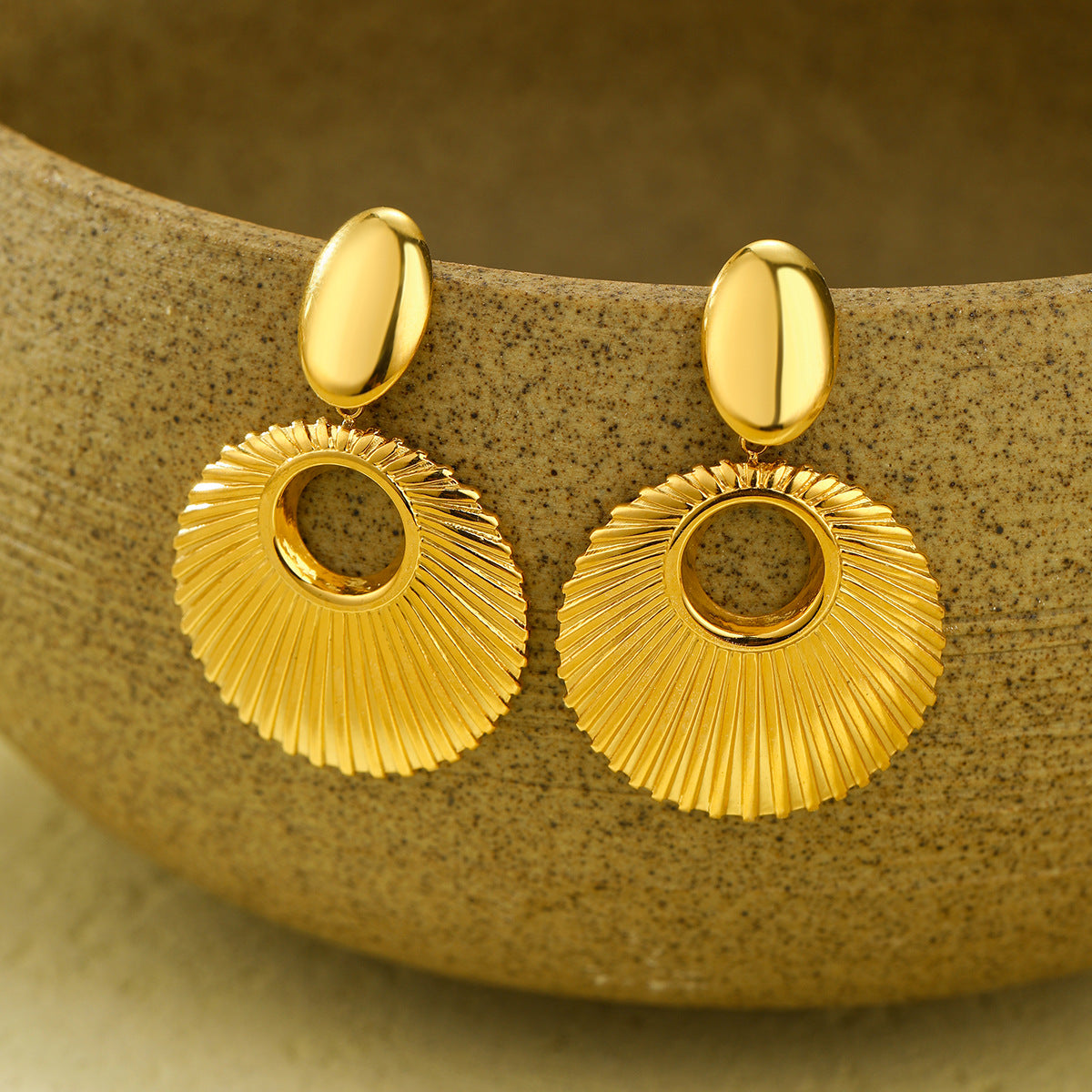 Pendientes redondos minimalistas de acero titanio huecos de moda para mujer con acabado chapado y aspecto lujoso de primera calidad