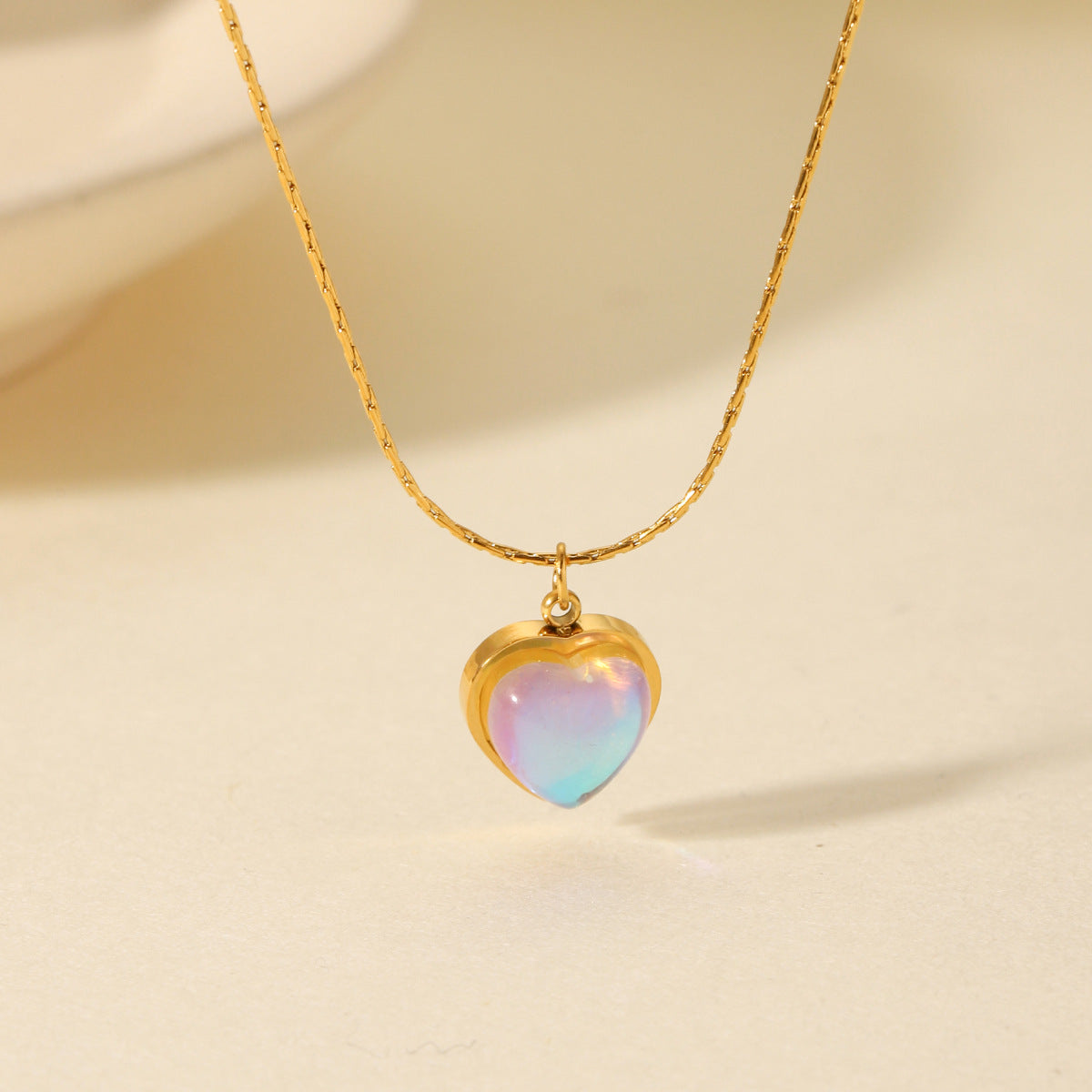 Collana a Cuore da Donna Trendy in Acciaio Inossidabile Placcato Oro 18K con Intarsio in Pietra di Luna Naturale