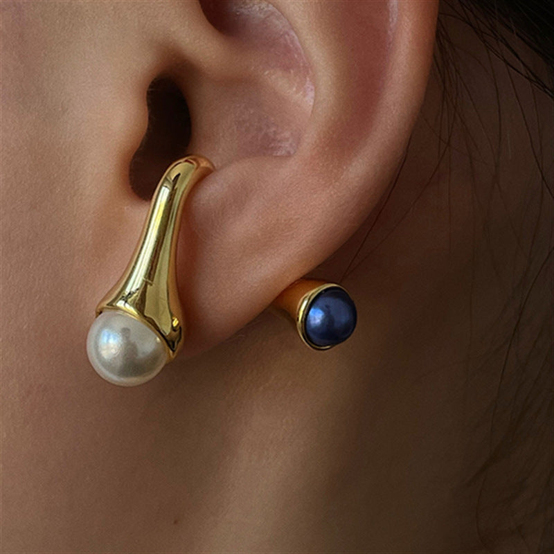 Elegantes aretes de mujer con baño de oro y postes de acero inoxidable, con piedras naturales geométricas en forma de U y perlas.