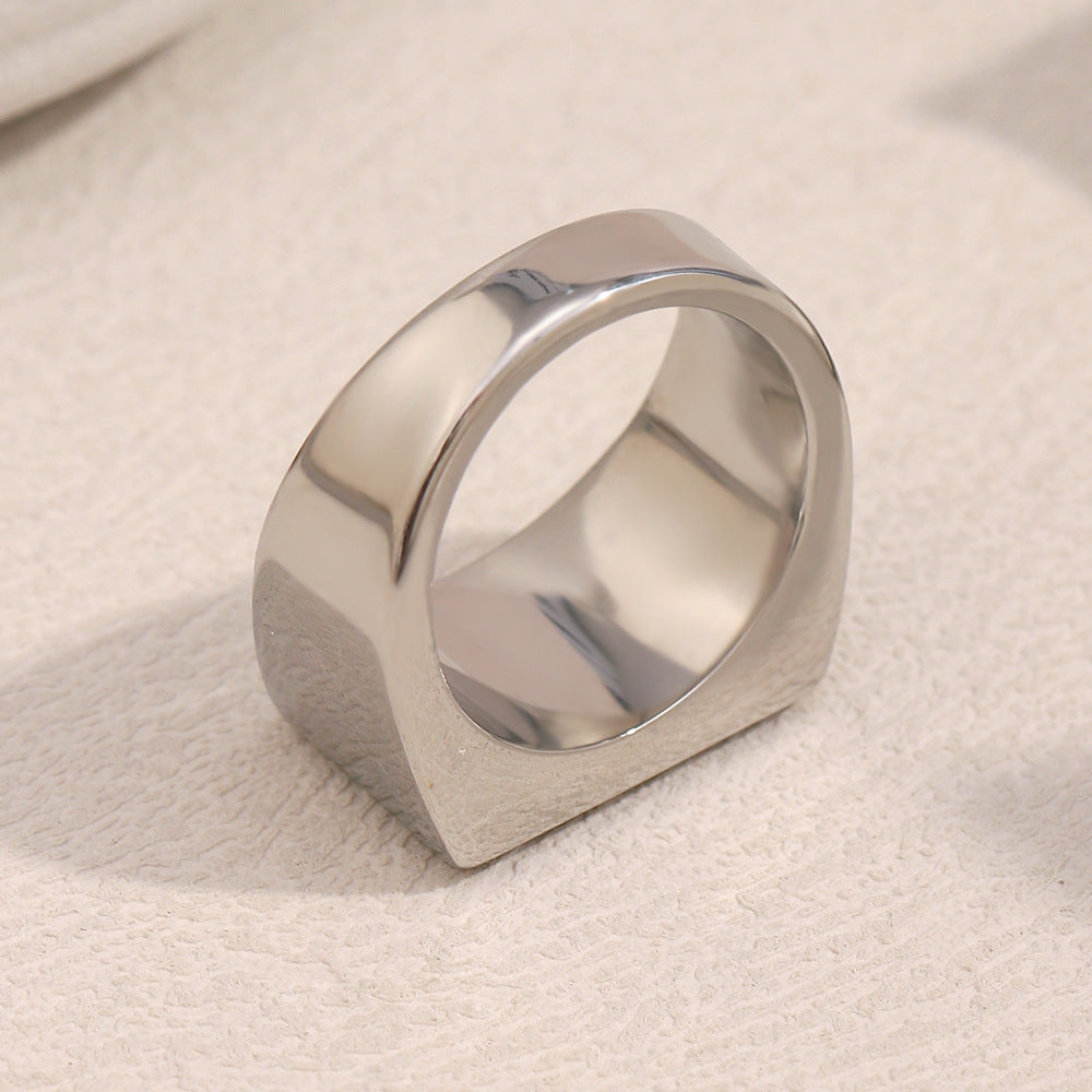 Anello minimalista geometrico in acciaio inossidabile placcato oro 18 carati da donna con design a lettera inglese