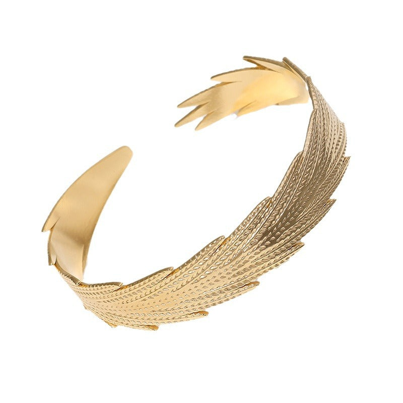 Pulsera de acero inoxidable con forma de pluma minimalista y acabado chapado para mujer