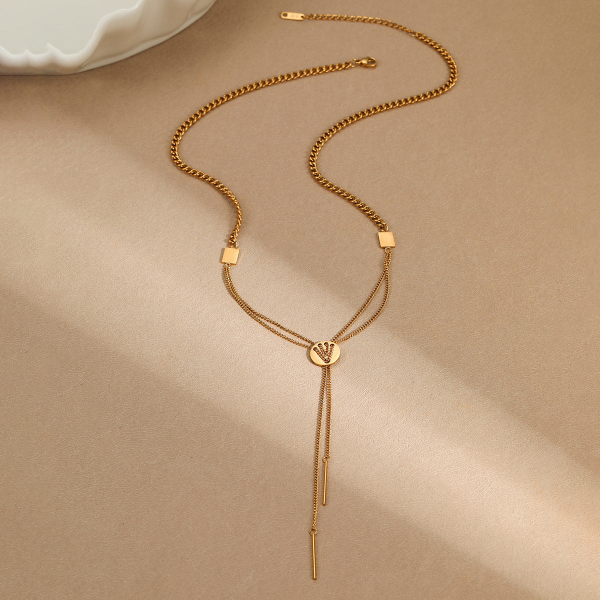 Elegante collar con colgante geométrico en forma de Y de acero inoxidable con acabado chapado para mujer
