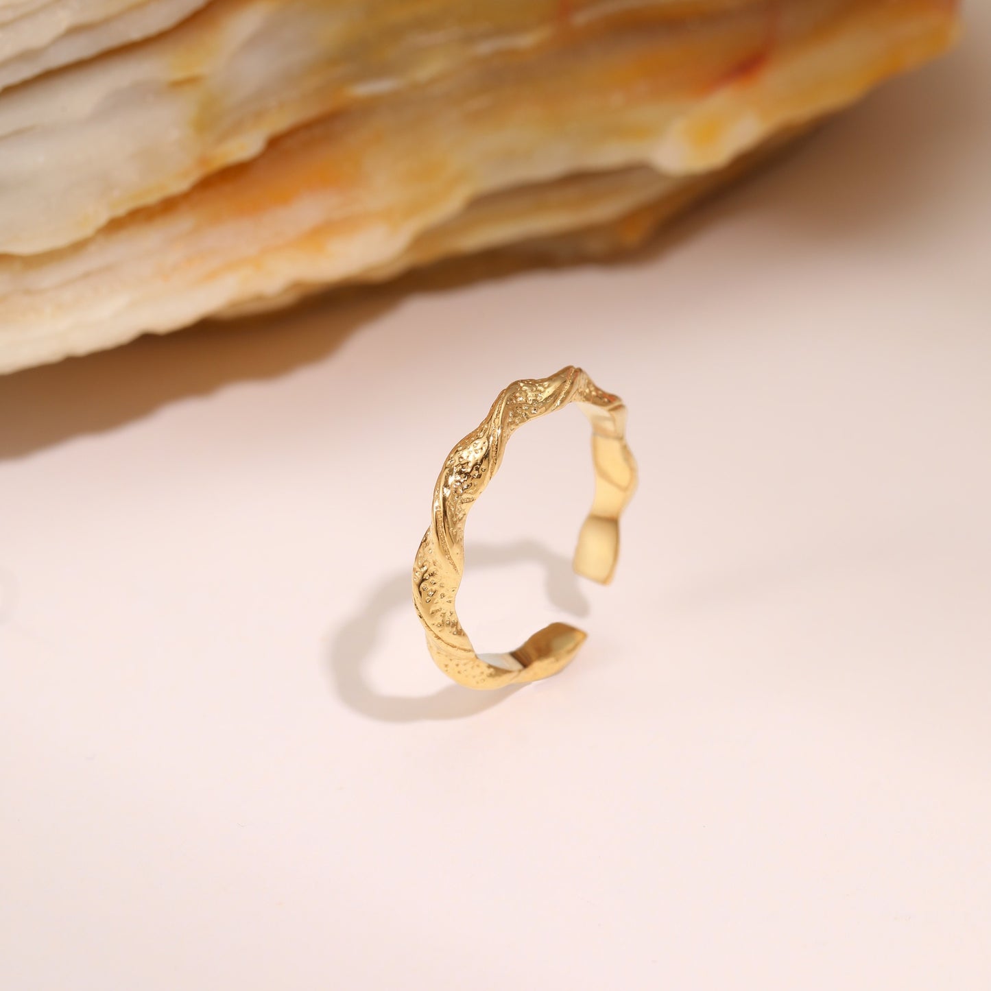Anello regolabile minimalista geometrico in acciaio al titanio martellato da donna con finitura placcata