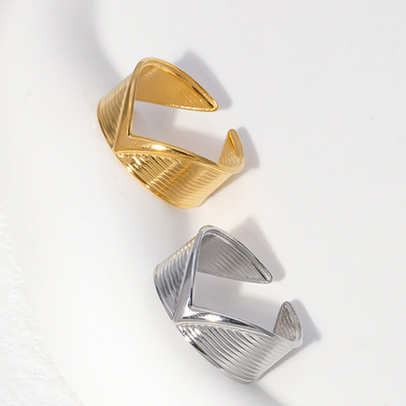 Anello regolabile minimalista geometrico da uomo in acciaio al titanio con finitura lucida e placcata