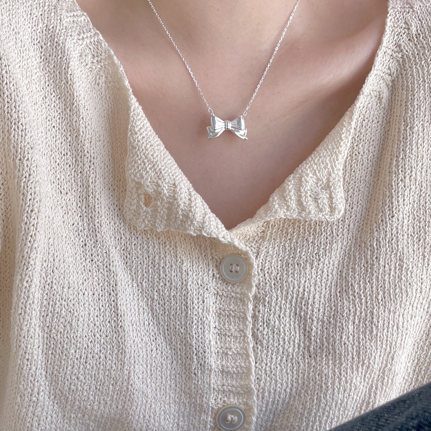 Collar con Colgante Minimalista de Nudo de Lazo en Plata de Ley 925 con Baño de Oro en Cadena de Cuentas