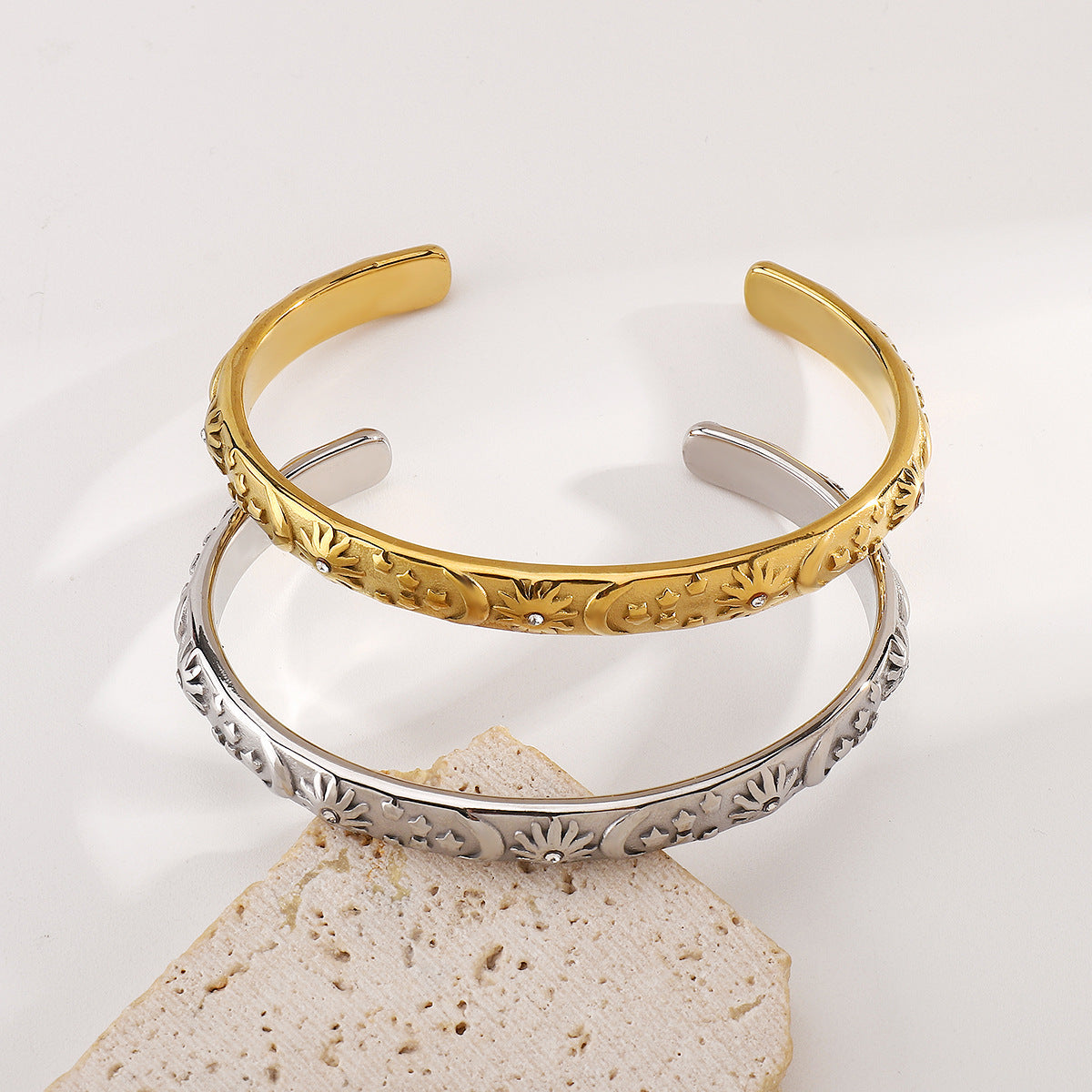 Elegante Pulsera con Relieve Geométrico de Estrella y Luna con Incrustaciones de Zirconia en Acero Inoxidable para Mujer