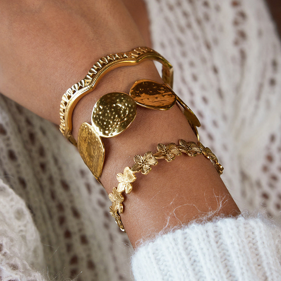 Pulsera Minimalista de Acero de Titanio con Textura Martillada Geométricaa para Mujer con Acabado Chapado