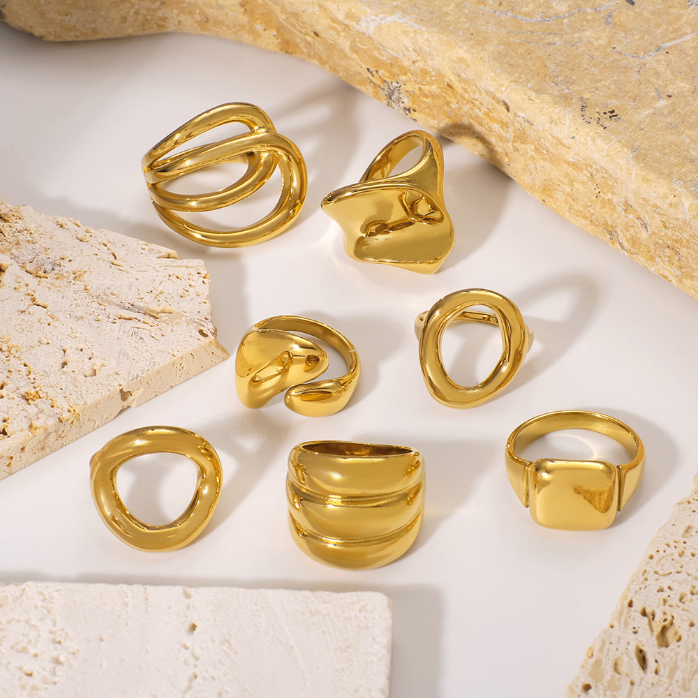 Anello Geometrico Intagliato in Acciaio al Titanio con Linee Accentate Placcate Oro 18K per Unisex