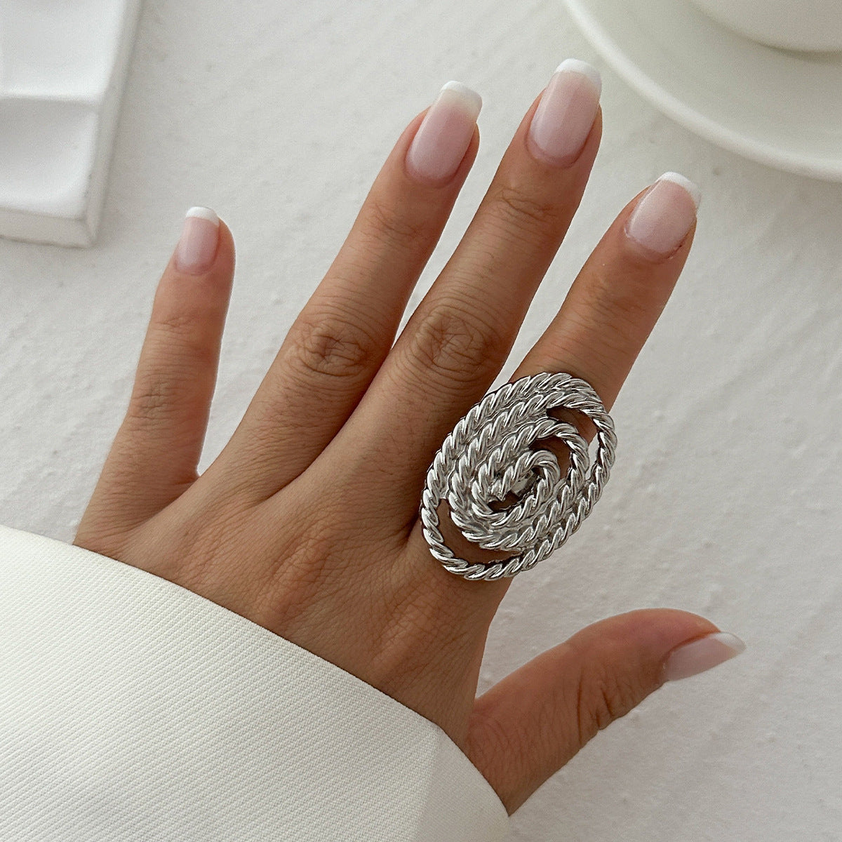 Anello aperto con fiore a cinque petali geometrico irregolare personalizzato con finitura in lega placcata