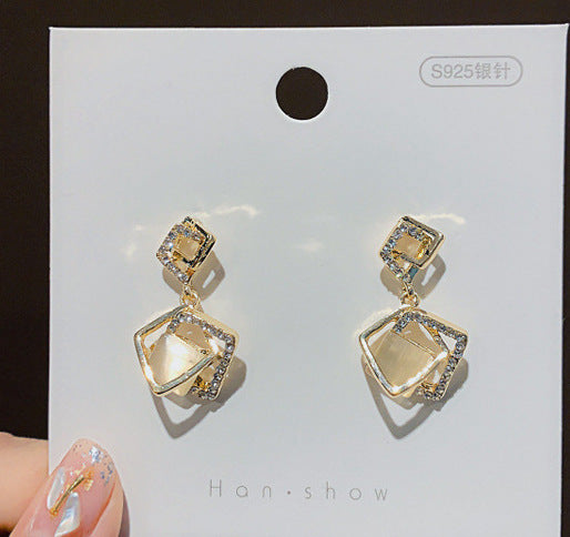 Elegantes Pendientes de Corazón de Piedra Ojo de Gato con Postes de Acero Bañado en Plata para Mujer