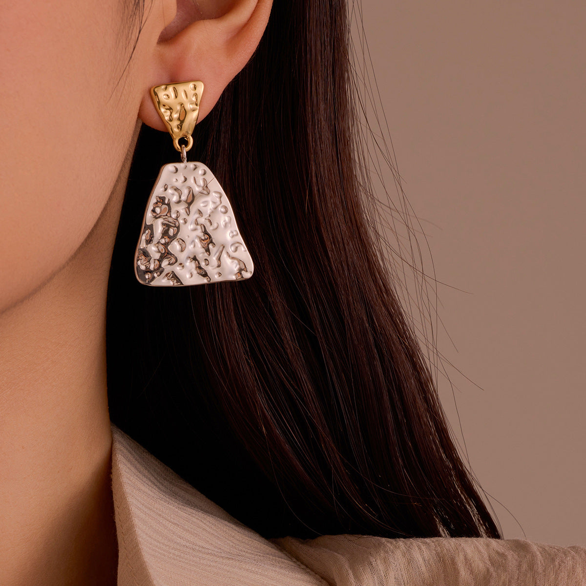 Orecchini pendenti vintage in acciaio inossidabile placcati oro 18 carati a forma di petalo con texture martellata di ispirazione francese
