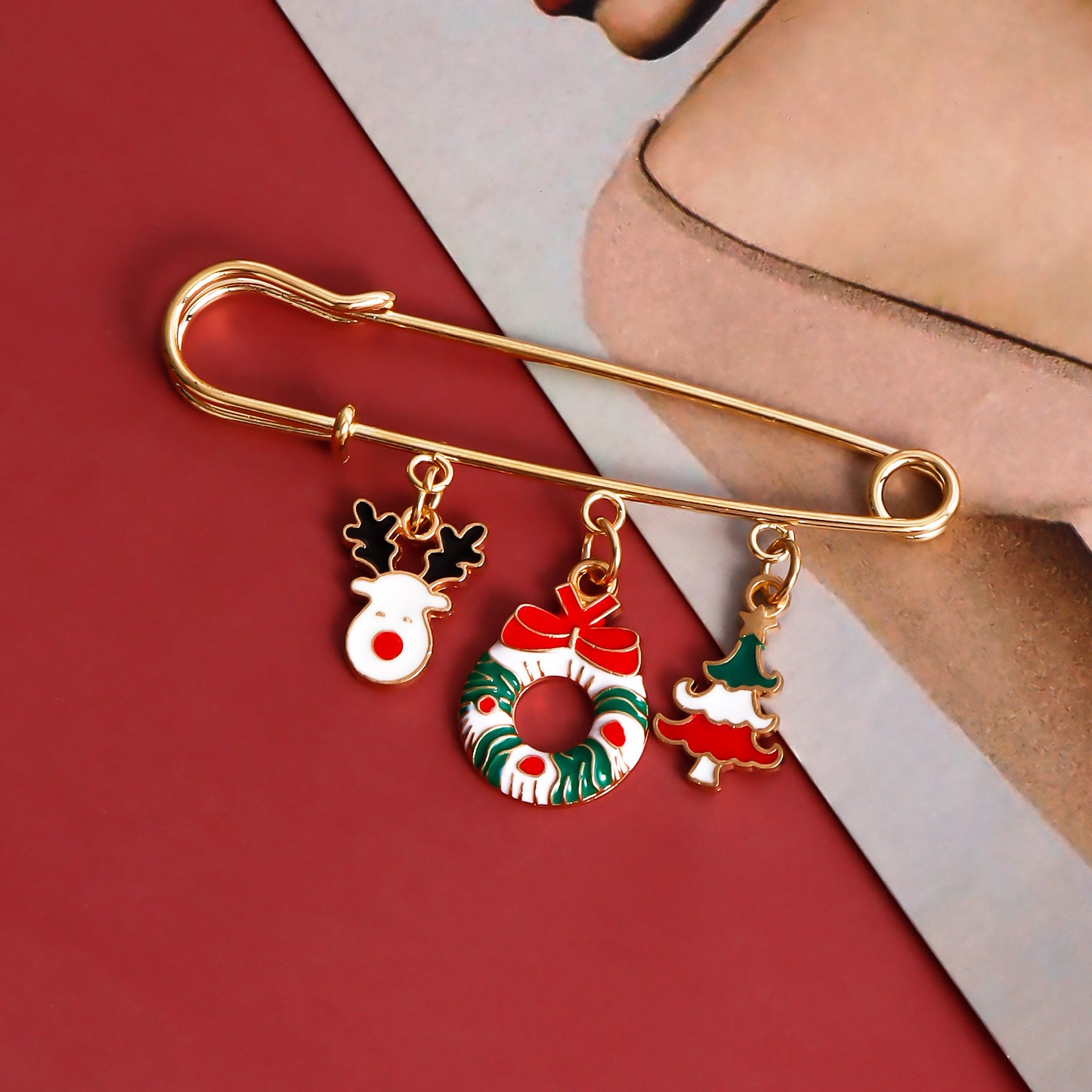 Fashionable Geometric Christmas Brooch for Women Alloy Pin with Reindeer Snowman and Bell Design Electroplated Decoration Gift