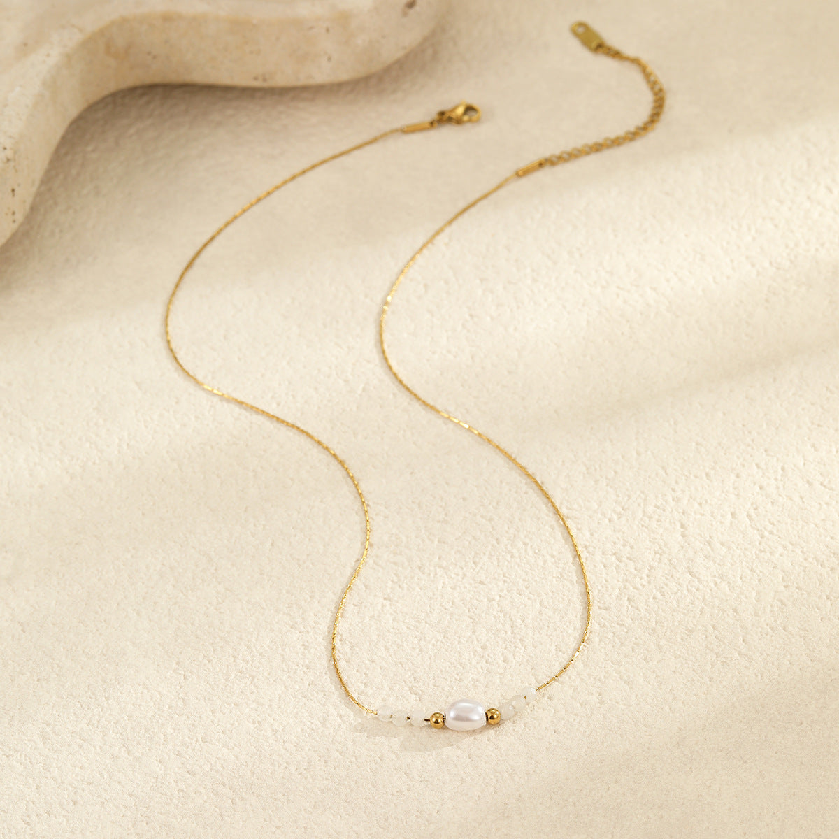 Collana geometrica minimalista da donna in acciaio al titanio con pendente di perla imitazione e finitura galvanica