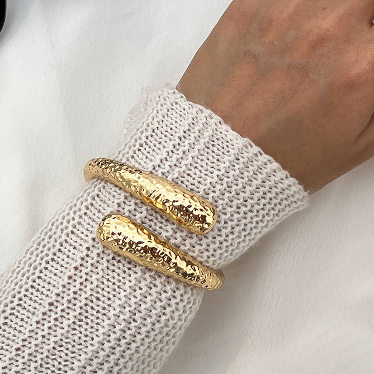 Pulsera de Aleación Ajustable con Acabado Chapado, Diseño Minimalista, Texturizado, Ondulado, Irregular en Forma de Gota