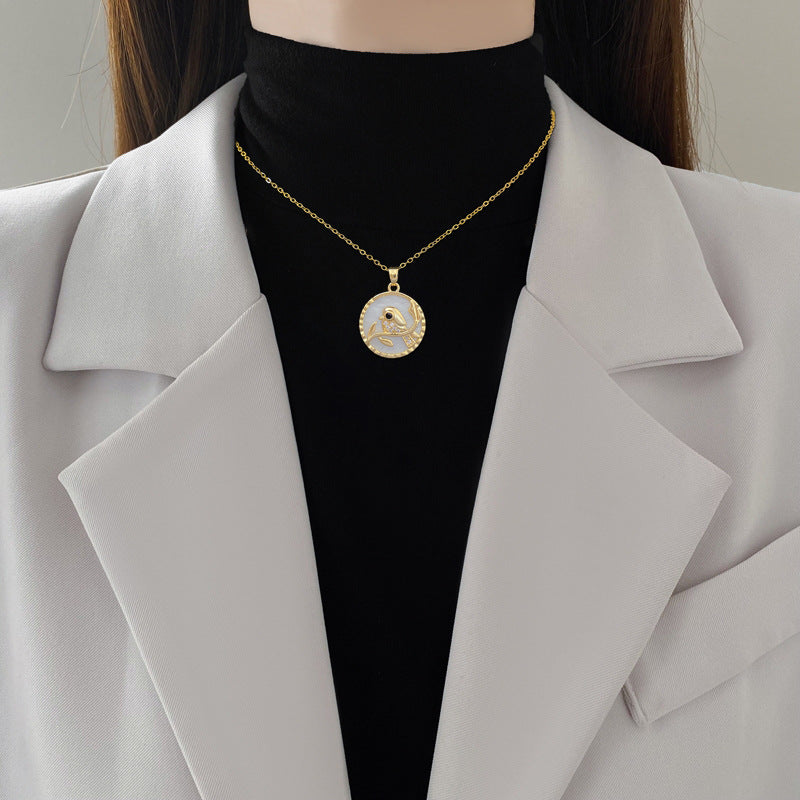 Collana con Pendente Geometrico Minimalista a Conchiglia e Gazza per Donna con Intarsio di Zirconi su Catena in Acciaio al Titanio