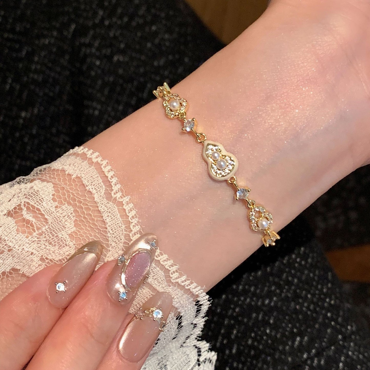 Elegante bracciale da donna con fiore geometrico e accenti in zircone, in rame placcato, stile trendy da ufficio, gioiello versatile e lussuoso per la mano