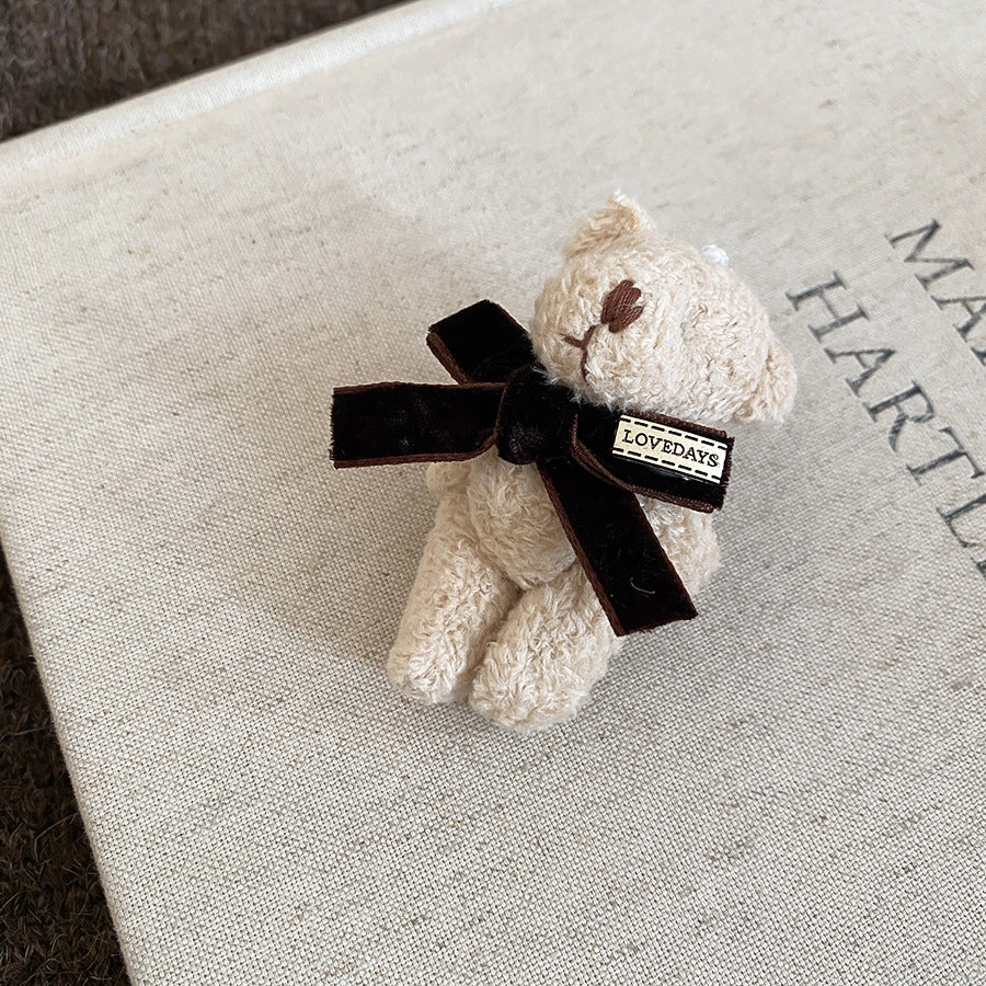 Spilla da donna fatta a mano con orso e gatto floccati, simpatico accessorio a forma di animale cartone animato in stile casual e per il pendolare alla moda