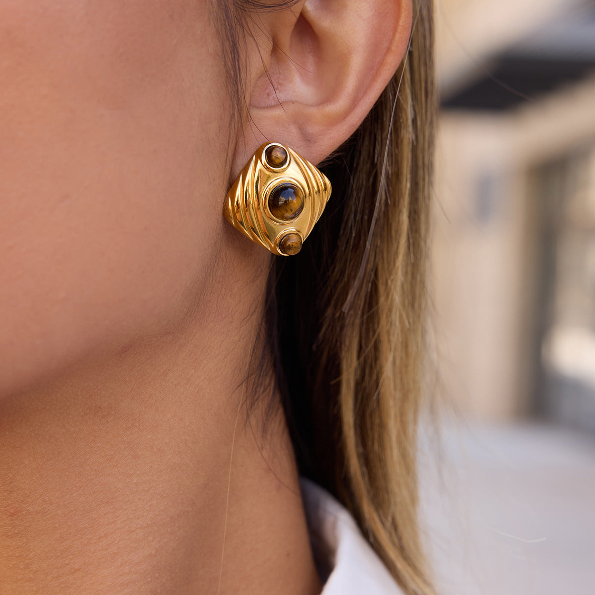 Pendientes de tuerca de acero de titanio geométricos minimalistas con incrustaciones de ojo de tigre para mujer, chapado al vacío PVD en oro, estilo de aro de lujo a la moda