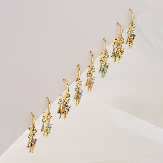 Pendientes minimalistas de rayo geométricos para mujer hechos de latón con chapado en oro de 18 quilates e incrustaciones de circonitas
