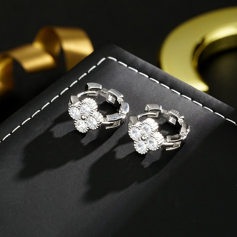 Orecchini a perno Saturno minimalisti color oro in ottone con zirconi per donna