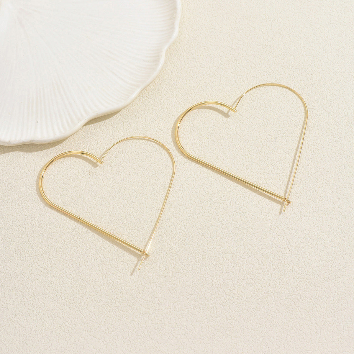 Orecchini a perno da donna in lega di zinco a forma di cuore, stile minimalista, con finitura galvanica, leggeri e lussuosi