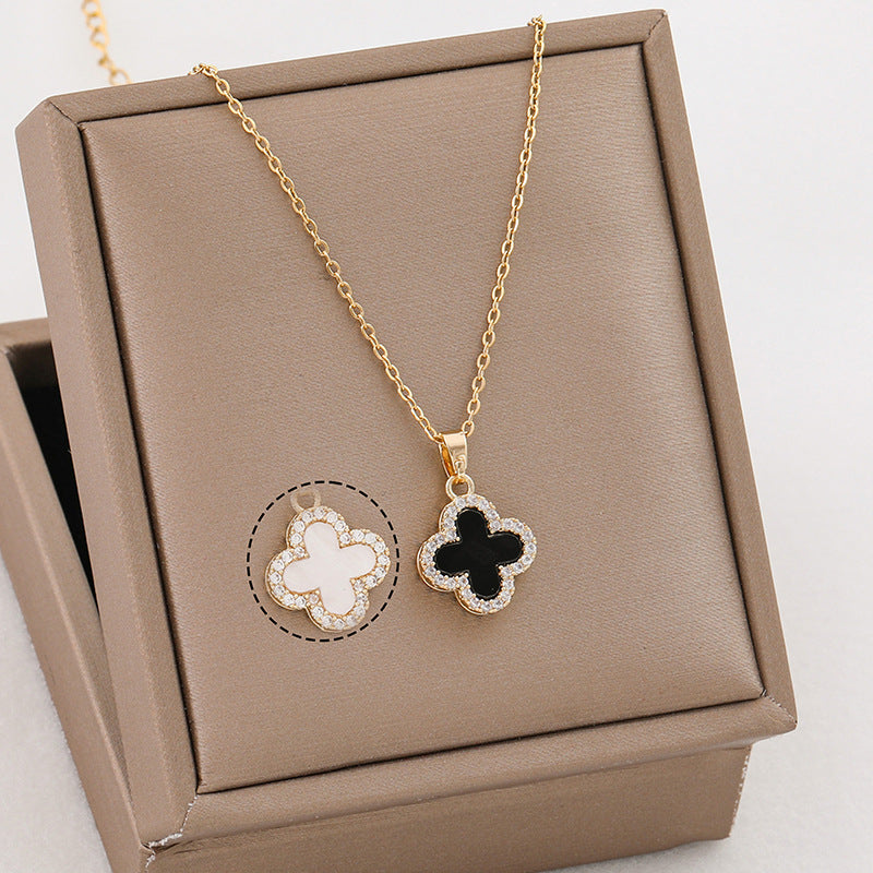 Collana da donna minimalista a forma di trifoglio in acciaio al titanio con intarsio di strass e finitura placcata