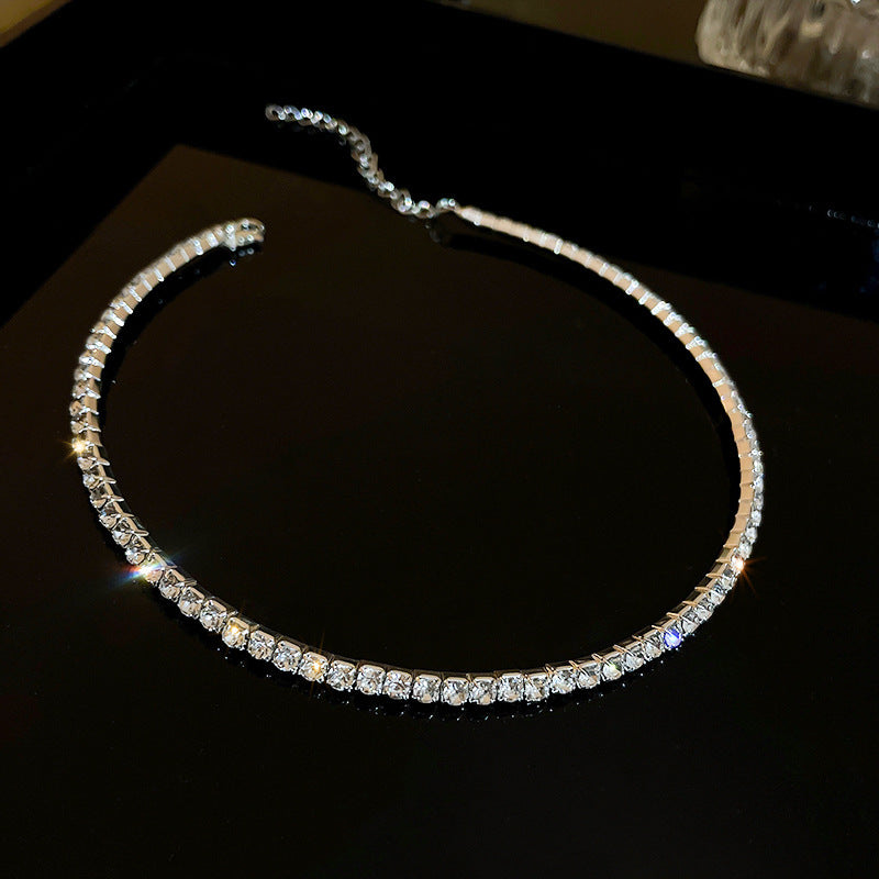 Collana con pendente a cuore a goccia in stile lusso con intarsio in strass in acciaio al titanio su catena in rame da donna