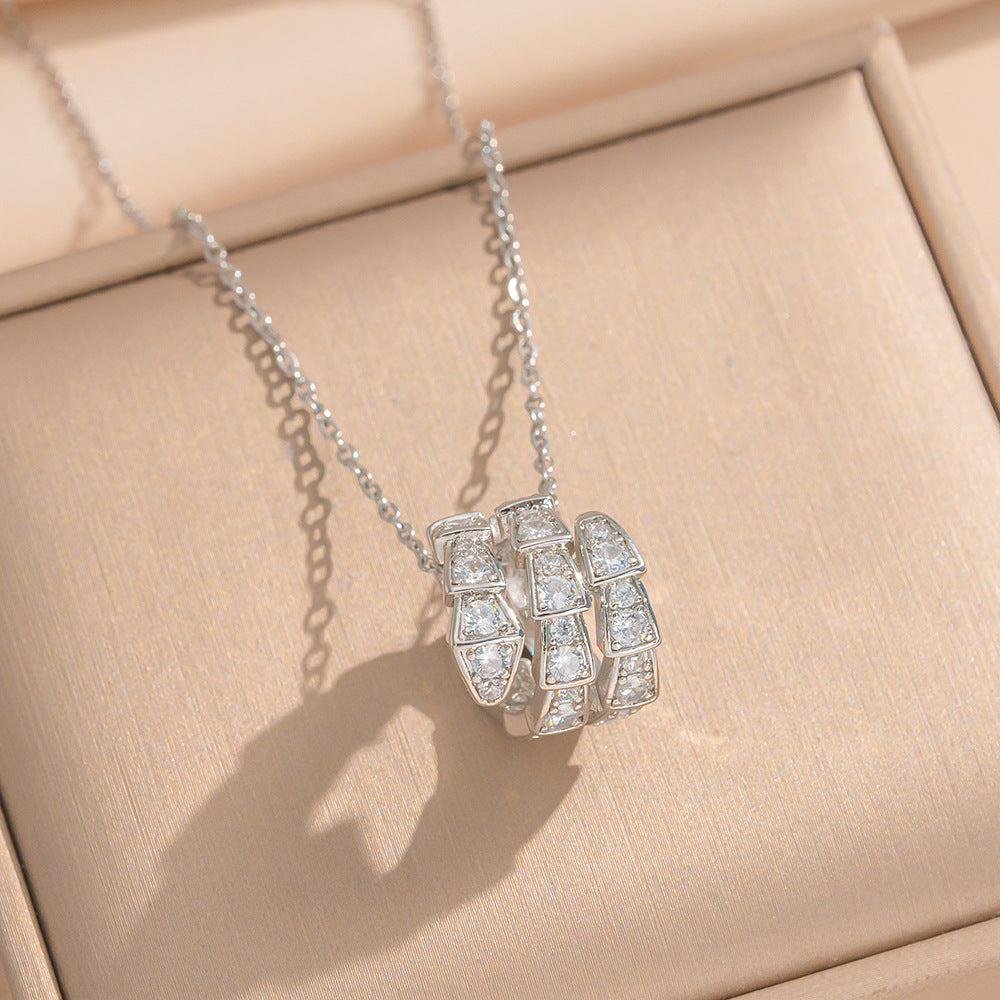 Light Luxury Star-Shaped Pendant Necklace for Women with 18K Gold Plated Copper and Titanium Steel O-Chain