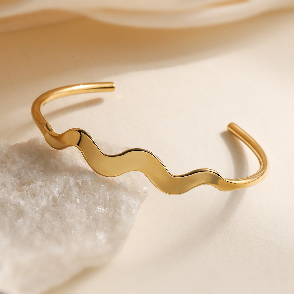 Bracciale Minimalista con Onda di Lusso da Donna in Acciaio Inossidabile Placcato Oro 18K